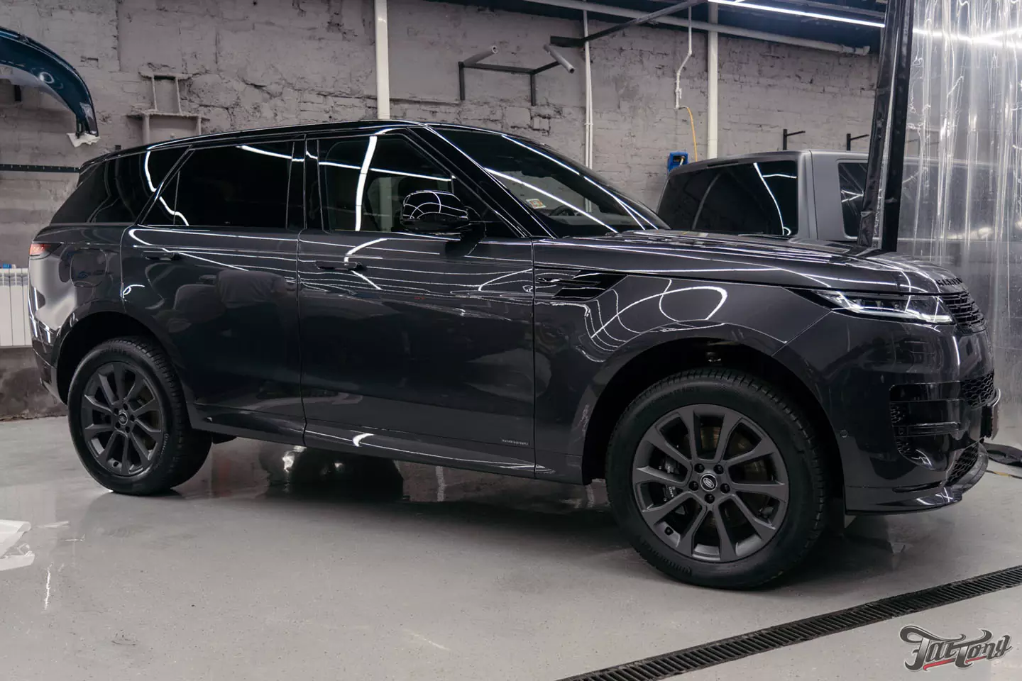 Оклеили Range Rover Sport в глянцевый полиуретан. Чистка салона и покрытие керамикой